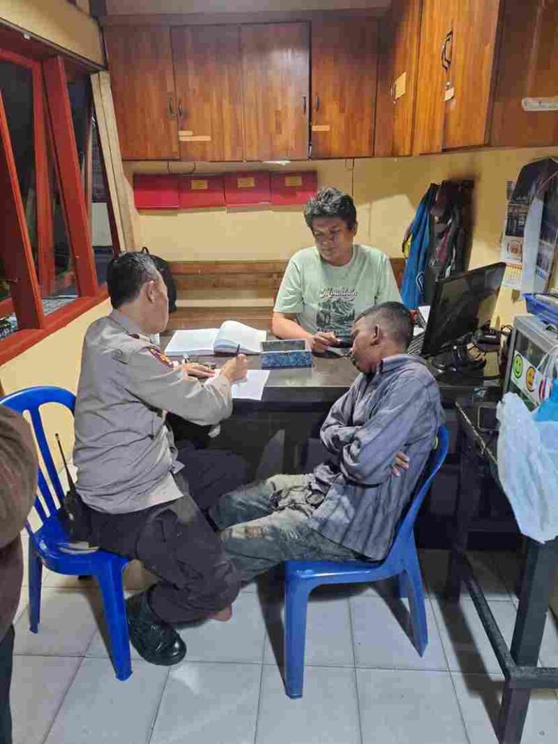 Polsek Siantar Marihat, Polres Pematangsiantar, mengamankan seorang pria berinisial OHP (21), warga Kecamatan Sidamanik, Kabupaten Simalungun, yang diduga melakukan tindak pidana pencurian dengan pemberatan (curat). Aksi pencurian itu terjadi pada Sabtu pagi, 25 Oktober 2025, sekitar pukul 06.19 WIB.