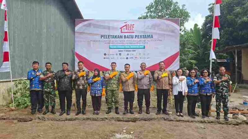 peletakan batu pertama pembangunan 800 unit Koperasi Desa/Kelurahan Merah Putih bertema “Bangun Koperasi Desa, Indonesia Jaya Tahun 2025”, di wilayah Kodim 0207/Simalungun, Jumat (17/10/2025).