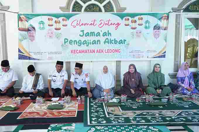 Ketua TP PKK Kabupaten Asahan Ny. Yusnila Indriati Taufik, didampingi Ny. Juni Pane Rianto