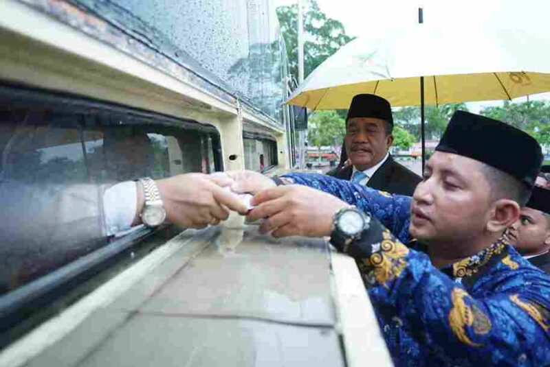  Bupati Asahan Taufik Zainal Abidin, S.Sos, M.Si, melaksanakan apel kendaraan dinas serta pelunasan pembayaran PKN dan Opsen PKB di Halaman Kantor Bupati Asahan, Rabu (01/10).