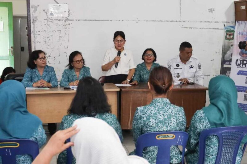 Ketua TP PKK Kota Pematangsiantar Ny Liswati Silalahi berkunjung ke Kantor Camat Siantar Barat dan Kantor Lurah Martoba Kecamatan Siantar Utara, Rabu (08/10/2025) siang