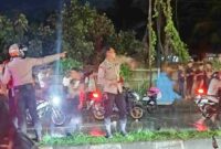 Personel Polsek Patumbak  saat mengatur lalu lintas, Minggu (12/10)