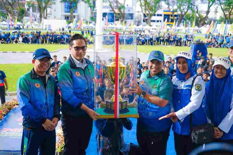 Wali Kota Medan, Rico Tri Putra Bayu Waas, kepada Camat Medan Selayang, Muhammad Husnul Hafis, di Lapangan Merdeka Medan, Jumat (17/10/2025). Acara ini sekaligus menandai penutupan resmi Porkot Medan XV Tahun 2025.
