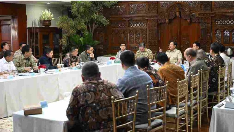 Presiden Prabowo Subianto memimpin pertemuan bersama Wakil Presiden Gibran Rakabuming beserta sejumlah anggota Kabinet Merah Putih guna membahas beberapa stimulus ekonomi di kediamannya di Kertanegara, Jakarta, pada Minggu malam, 12 Oktober 2025. Foto: BPMI Setpres