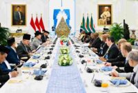 Presiden Republik Indonesia Prabowo Subianto dan Presiden Republik Afrika Selatan Matamela Cyril Ramaphosa menggelar pertemuan bilateral yang berlangsung dalam format working lunch bersama delegasi masing-masing di Istana Merdeka, Jakarta, pada Rabu, 22 Oktober 2025. Foto: BPMI Setpres