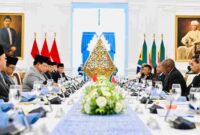 Presiden Republik Indonesia Prabowo Subianto dan Presiden Republik Afrika Selatan Matamela Cyril Ramaphosa menggelar pertemuan bilateral yang berlangsung dalam format working lunch bersama delegasi masing-masing di Istana Merdeka, Jakarta, pada Rabu, 22 Oktober 2025. 