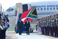 Presiden Republik Afrika Selatan Matamela Cyril Ramaphosa tiba di Pangkalan TNI AU Halim Perdanakusuma, Jakarta, pada Rabu pagi, 22 Oktober 2025, sekitar pukul 07.40 WIB. Foto: BPMI Setpres