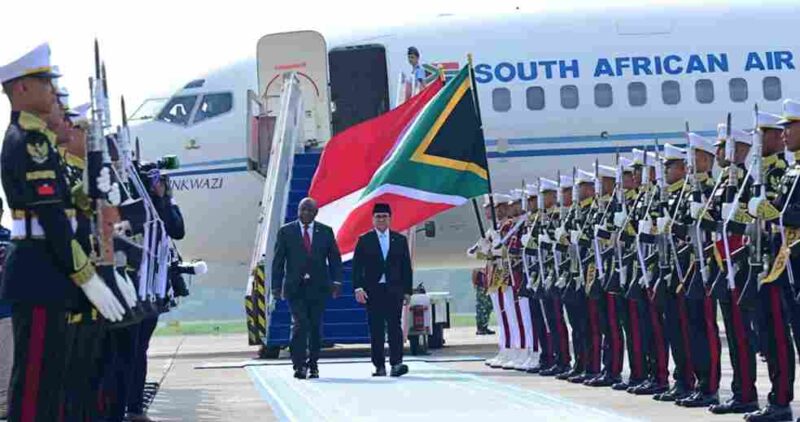 Presiden Republik Afrika Selatan Matamela Cyril Ramaphosa tiba di Pangkalan TNI AU Halim Perdanakusuma, Jakarta, pada Rabu pagi, 22 Oktober 2025, sekitar pukul 07.40 WIB. Foto: BPMI Setpres