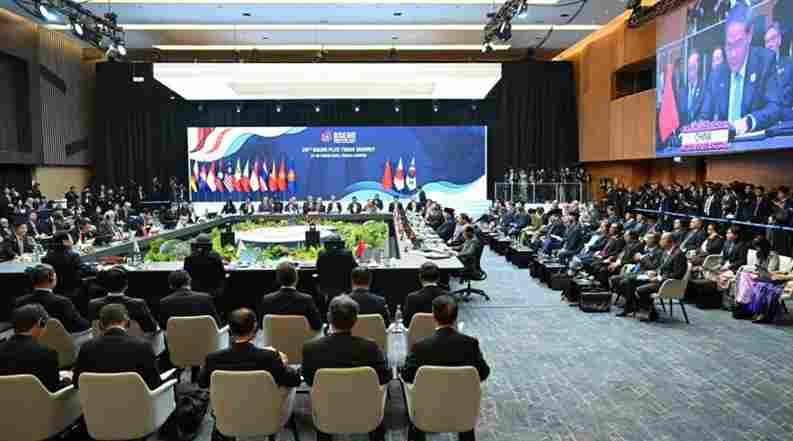 Presiden Prabowo Subianto menghadiri Konferensi Tingkat Tinggi (KTT) ke-28 ASEAN Plus Three (APT) yang digelar di Kuala Lumpur Convention Centre (KLCC), Malaysia, pada Senin, 27 Oktober 2025. 