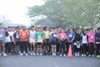 Para peserta yang mengikuti Hari Ulang Tahun (HUT) ke-80 Tentara Nasional Indonesia (TNI), Kodim 0208/Asahan menggelar TNI PRIMA RUN 5K dan 10K di Alun-Alun Rambate Rata Raya, Kisaran.
