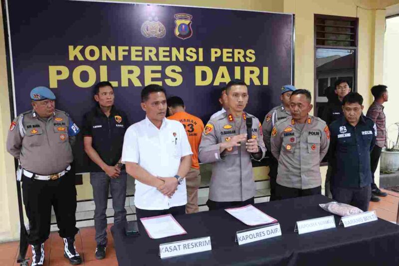 Kapolres Dairi, AKBP Otniel Siahaan, S.I.K., M.I.K dalam konferensi pers Polres Dairi. Jumat (17/10/2025).