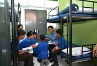 Wakil Presiden (Wapres) Gibran Rakabuming Raka  saat diskusi dengan siswa Sekolah Rakyat SMPN 18 Cirebon, Jumat (24/10/2025).