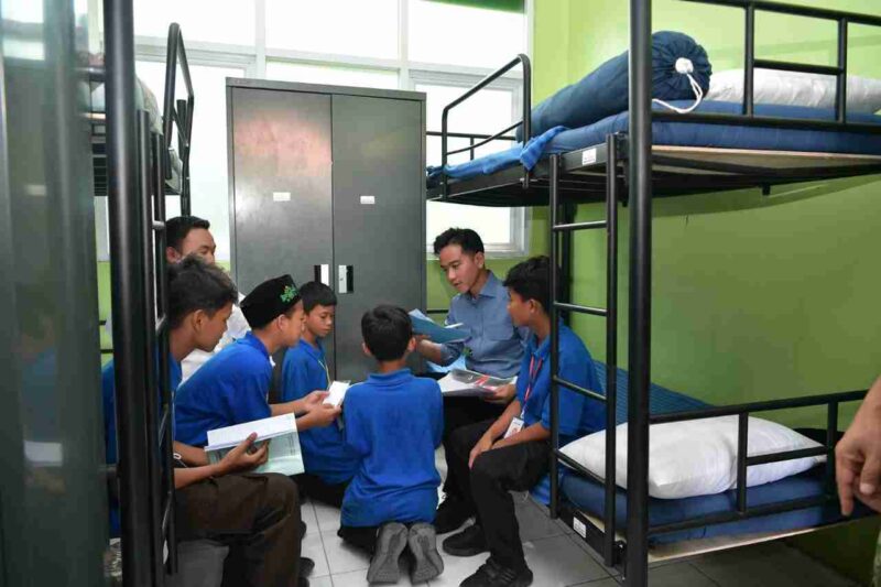 Wakil Presiden (Wapres) Gibran Rakabuming Raka  saat diskusi dengan siswa Sekolah Rakyat SMPN 18 Cirebon, Jumat (24/10/2025).