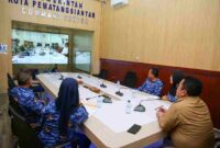 Wali Kota Pematangsiantar Wesly Silalahi, S.H., M.Kn., mengikuti Rapat Pembahasan Percepatan Program 3 Juta Rumah MBR Provinsi Sumatera Utara melalui zoom meeting di Command Center Pemko Pematangsiantar, Selasa (28/10/2025) sore.