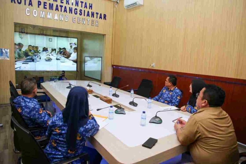 Wali Kota Pematangsiantar Wesly Silalahi, S.H., M.Kn., mengikuti Rapat Pembahasan Percepatan Program 3 Juta Rumah MBR Provinsi Sumatera Utara melalui zoom meeting di Command Center Pemko Pematangsiantar, Selasa (28/10/2025) sore.