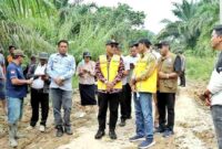 Bupati Simalungun, Dr. H. Anton Achmad Saragih,  Meninjau langsung ke lokasi  longsor yang memutus akses jalan provinsi di Kabupaten Simalungun, Sumatera Utara. pada Kamis, (23/10/2025), 