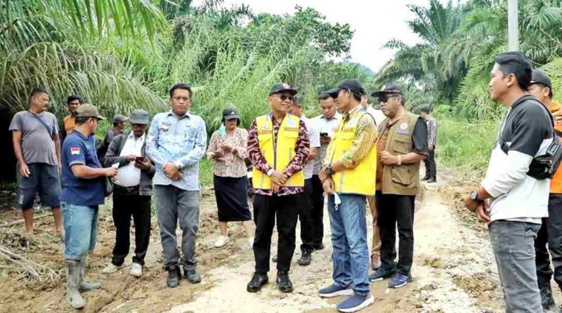 Bupati Simalungun, Dr. H. Anton Achmad Saragih,  Meninjau langsung ke lokasi  longsor yang memutus akses jalan provinsi di Kabupaten Simalungun, Sumatera Utara. pada Kamis, (23/10/2025), 