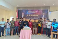 Pimpinan Umum Media Live Sumut menyerahkan Kue Ulang Tahun kepada para Owner Media dan Perwakilan yang hadir. Kamis (30/10/2025)