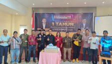 Pimpinan Umum Media Live Sumut menyerahkan Kue Ulang Tahun kepada para Owner Media dan Perwakilan yang hadir. Kamis (30/10/2025)