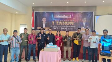 Pimpinan Umum Media Live Sumut menyerahkan Kue Ulang Tahun kepada para Owner Media dan Perwakilan yang hadir. Kamis (30/10/2025)