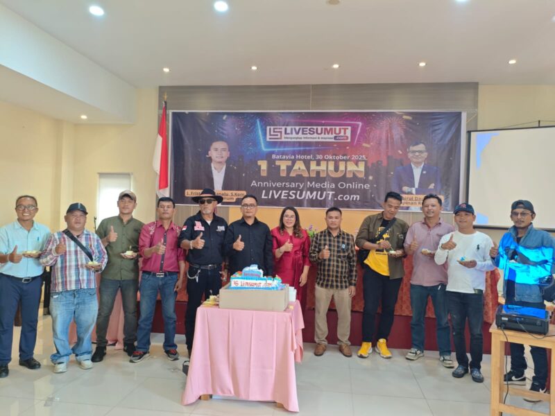Pimpinan Umum Media Live Sumut menyerahkan Kue Ulang Tahun kepada para Owner Media dan Perwakilan yang hadir. Kamis (30/10/2025)