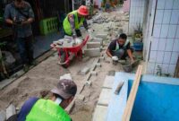 Wakil Wali Kota Medan H. Zakiyuddin Harahap meninjau langsung pengerjaan pemasangan paving block di jalan Gurila Gg. Ulung dan Jalan Madio Utomo, Gg. Ketapang, Kec. Medan Perjuangan, Selasa (7/10/2025).