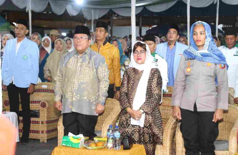 Wali Kota Pematangsiantar Wesly Silalahi SH MKn didampingi Ketua TP PKK Ny Liswati Wesly Silalahi menghadiri acara Penyerahan Hadiah kepada Pemenang Festival Anak Sholeh (FASI) XIII sekaligus Pelantikan Pengurus DPD Badan Komunikasi Pemuda dan Remaja Masjid Indonesia (BKPRMI) Kota Pematangsiantar. Acara tersebut berlangsung di Masjid Raya, Jalan Masjid Kelurahan Timbang Galung Kecamatan Siantar Barat, Selasa (28/10/2025) malam.
