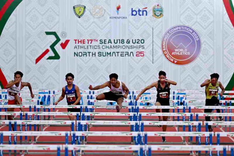 Atlet lari gawang asal Indonesai Anugrah Setiawan (tengah) memperoleh peringkat pertama disusul rekan satu negara Asyrafi Yusqi (satu dari kiri) sebagai peringkat kedua, kemudian atlet Thailand Rattanya Kadeewong (dua dari kanan) peringkat ketiga, dan Atlet Filipina Ivan Cabanda peringkat empat, serta Mohd Yuzairi atlet Malaysia peringkat lima, pada final lari gawang 110 meter putera U18 event kejuaraan Atletik Asia Tenggara U-18 & U-20 di Stadion Madya Atletik Kawasan Sport Center Sumut, Kabupaten Deliserdang, Provinsi Sumatera Utara, Sabtu (15/11/2025).