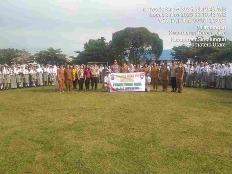 Polsek Tanah Jawa mengikuti Upacara Senin Pagi sekaligus sosialisasi. 
