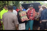 Polres Langkat salurkan bantuan kepada warga yang terdampak .