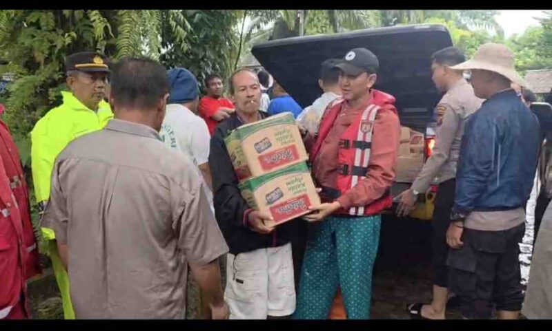 Polres Langkat salurkan bantuan kepada warga yang terdampak .