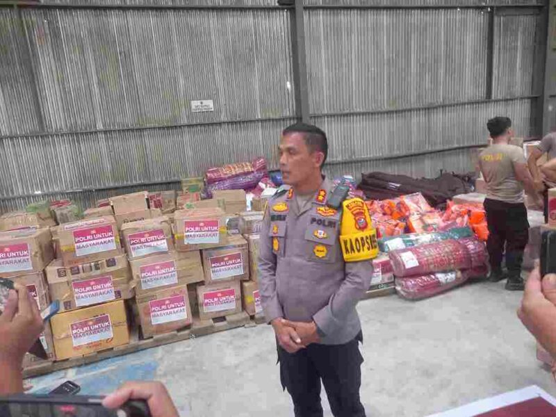 Kepala Kepolisian Resort  Tapanuli Utara, AKBP Ernis Sitinjak saat memberikan keterangan pers kepada wartawan di Siborongborong, Sabtu, ( 29/11/2025 ).
