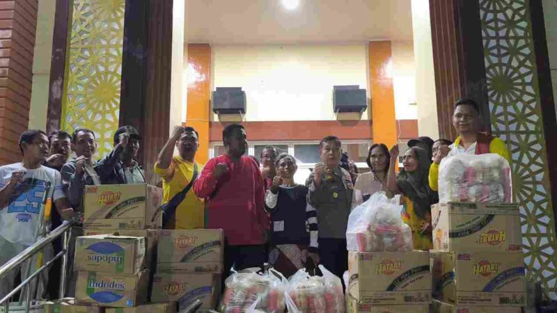 Polres Pelabuhan Belawan mendirikan Posko Bantuan Korban Banjir di kawasan Taman Warna-Warni Martubung pada Jumat, 28 November 2025.