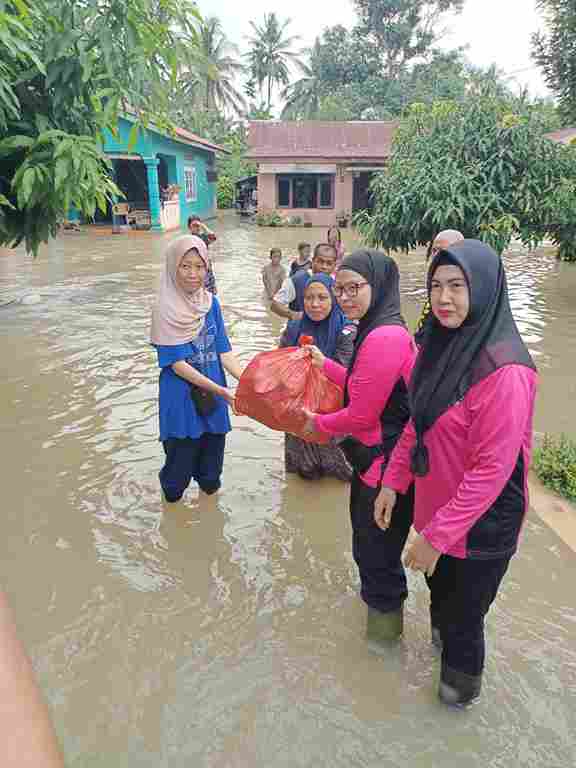 Bhayangkari Cabang Langkat menyalurkan bantuan ke tiga posko pengungsian banjir di Desa Batu Melenggang, Kecamatan Hinai, Minggu (30/11/2025).