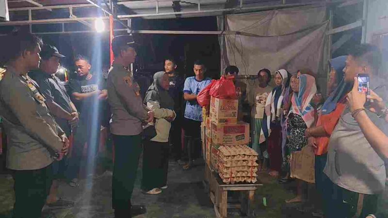 aparat menyalurkan bantuan berupa nasi bungkus, mie instan, dan telur kepada warga terdampak.
