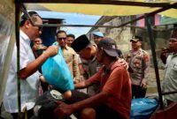 Pelaksana Tugas Kapolres Pelabuhan Belawan, AKBP Wahyudi Rahman, S.H., S.I.K., M.M., CPHR., CBA., turun langsung menyalurkan bantuan sembako di Pajak Baru Belawan, Jumat (7/11/2025).