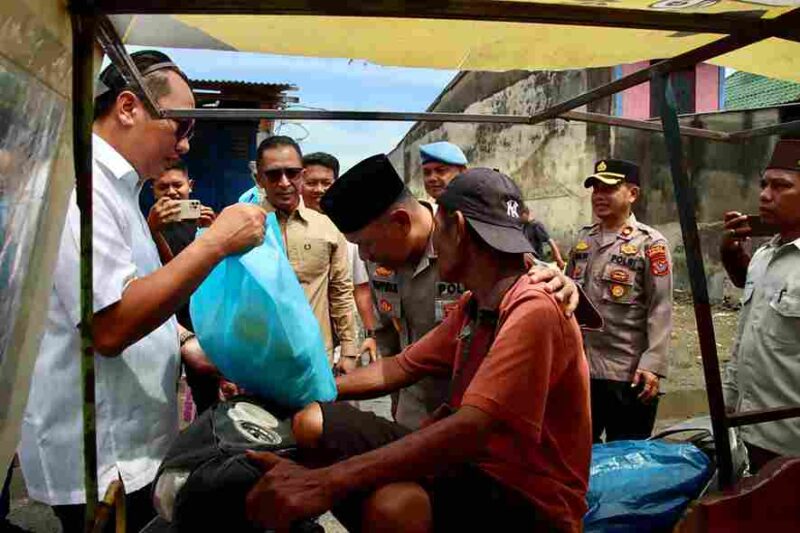Pelaksana Tugas Kapolres Pelabuhan Belawan, AKBP Wahyudi Rahman, S.H., S.I.K., M.M., CPHR., CBA., turun langsung menyalurkan bantuan sembako di Pajak Baru Belawan, Jumat (7/11/2025).