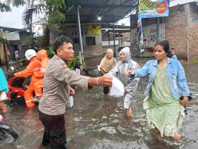 Polres Pelabuhan Belawan melaksanakan patroli pemantauan banjir pada Kamis, 27 November 2025.
