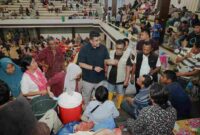 Gubernur Sumatera Utara (Sumut) Muhammad Bobby Afif Nasution meninjau para pengungsi banjir dan longsor di Kabupaten Tapanuli Tengah (Tapteng) setibanya di Bandara Pinangsori, Jumat (28/11/2025)