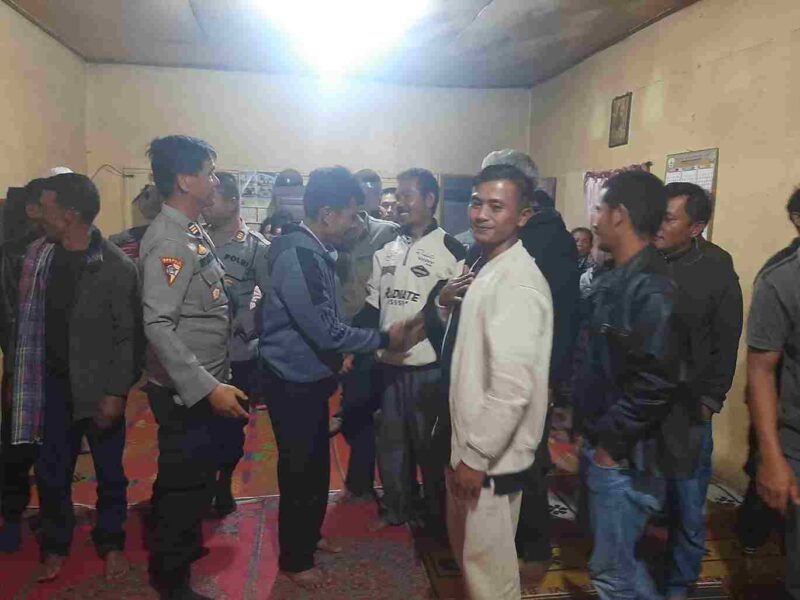 Polres Dairi memfasilitasi proses mediasi antara Kelompok Tani Pangihutan Sijabat dan kelompok Kepala Desa Parbuluan VI Parasian Nadeak pada Sabtu, 15 November 2025.