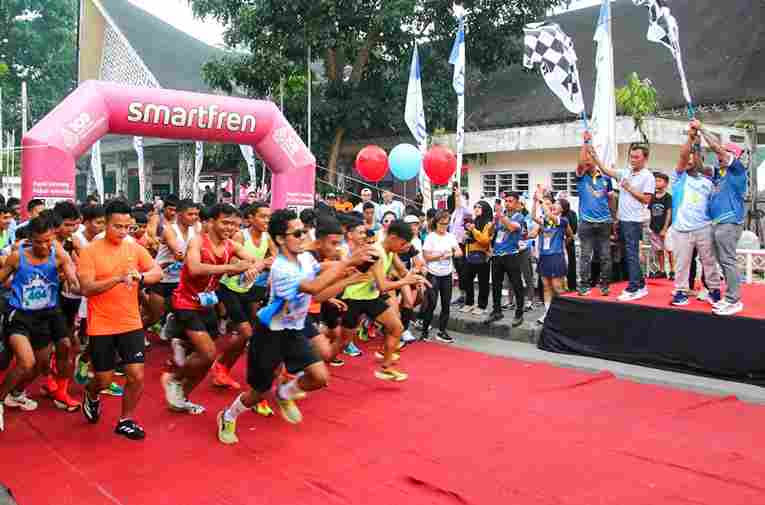 ekretaris Daerah Junaedi Antonius Sitanggang, S.STP., M.Si., turut memeriahkan kegiatan Car Free Day dan Siantar Fun Run 10 Km di Lapangan Adam Malik, Minggu (9/11/2025) pagi