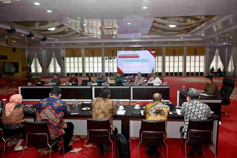 Bobby saat memberi sambutan pada Evaluasi SAKIP Pemprov Sumut Tahun 2025 secara daring dari Aula Tengku Rizal Nurdin, Jalan Jenderal Sudirman Nomor 41 Medan, Jumat (7/11/2025).