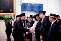 Gubernur Sumatera Utara (Sumut) Muhammad Bobby Afif Nasution menghadiri upacara penganugerahan gelar Pahlawan Nasional kepada Tuan Rondahaim Saragih, yang diserahkan langsung oleh Presiden Republik Indonesia Prabowo Subianto di Istana Negara, Jakarta, Senin (10/11/2025). Gubernur Bobby Nasution bangga atas penganugerahan gelar Pahlawan Nasional kepada almarhum Tuan Rondahaim Saragih, tokoh pejuang asal Sumut.
