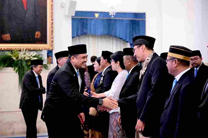 Gubernur Sumatera Utara (Sumut) Muhammad Bobby Afif Nasution menghadiri upacara penganugerahan gelar Pahlawan Nasional kepada Tuan Rondahaim Saragih, yang diserahkan langsung oleh Presiden Republik Indonesia Prabowo Subianto di Istana Negara, Jakarta, Senin (10/11/2025). Gubernur Bobby Nasution bangga atas penganugerahan gelar Pahlawan Nasional kepada almarhum Tuan Rondahaim Saragih, tokoh pejuang asal Sumut.