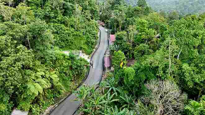 Jalan Kabupaten di Nias barat.