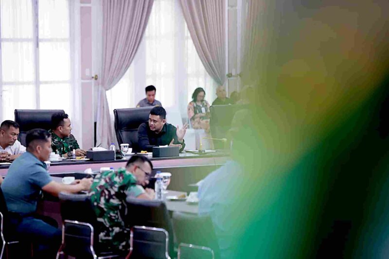 Gubenur Sumatera Utara (Sumut) Bobby Nasution bersama jajaran Forum Koordinasi Pimpinan Daerah (Forkopimda) Sumut mengikuti  Rapat Koordinasi Tingkat Menteri Percepatan Penanganan Bencana Banjir dan Tanah Longsor pada Provinsi Sumatera Utara, Provinsi Sumatera Barat dan Provinsi Aceh secara virtual di Aula Tengku Rizal Nurdian, Rumah Jabatan Gubenur Sumut, Jalan Sudirman Medan, Kamis (27/11/2025). 