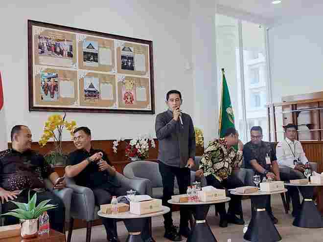 Bank Sumut dan Pengembang perumahan Subsidi Bungsuland melakukan sosialisasi, menindaklanjuti program Gubernur Sumatera Utara (Sumut), yakni memberikan kuota 100 unit rumah subsidi bagi wartawan yang bertugas di lingkungan Pemerintah Provinsi (Pemprov) Sumut, di Lobby Dekranasda, Kantor Gubernur, Jumat (7/11/2025). 