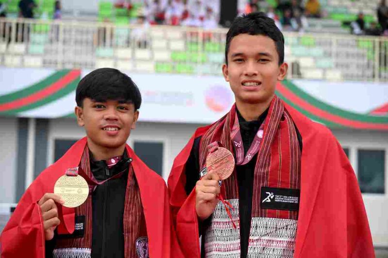 Pelari Indonesia Jakabiran Harahap dan Geonly Kubalang (tengah) serta pelari Vietnam Vu Minh Thang (kiri) menunjukkan medalii dan sertifikat pada Upacara Penghargaan Pemenang (UPP) lari 1500 meter putera U-18 pada event kejuaraan Atletik Asia Tenggara U-18 & U-20 di Stadion Madya Atletik Kawasan Sport Centre Sumut, Kabupaten Deliserdang, Provinsi Sumatera Utara, Minggu (16/11/2025). 