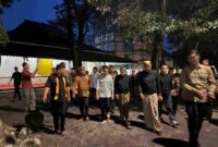  Wakil Presiden (Wapres) Gibran Rakabuming bertolak ke Surakarta untuk memberikan penghormatan terakhir kepada mendiang Sri Susuhunan Pakoe Boewono (PB) XIII di Karaton Kasunanan Surakarta Hadiningrat, Minggu (02/11/2025).