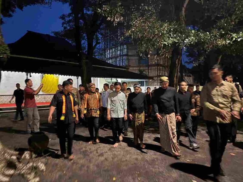  Wakil Presiden (Wapres) Gibran Rakabuming bertolak ke Surakarta untuk memberikan penghormatan terakhir kepada mendiang Sri Susuhunan Pakoe Boewono (PB) XIII di Karaton Kasunanan Surakarta Hadiningrat, Minggu (02/11/2025).